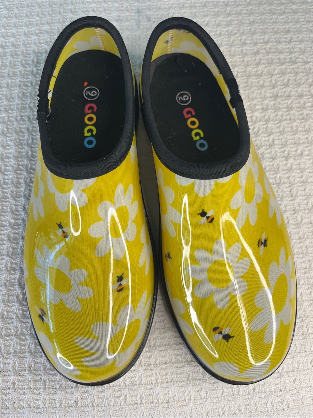 GOGO Women's Yellow Daisy & Bee Rain Clogs, US women sz 9, gardener's favorite!